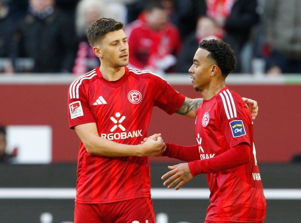 Wollen gegen Nürnberg wieder zusammen jubeln: Fortuna-Torjäger Dawid Kownacki (l) und Myron van Brederode. - © Roland Weihrauch/dpa