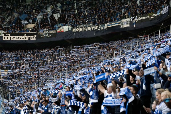 16.100 Duisburger Fans sind mit ihrem MSV zum Viertliga-Gastspiel in den Gladbacher Borussia-Park gereist. - © Fabian Strauch/dpa