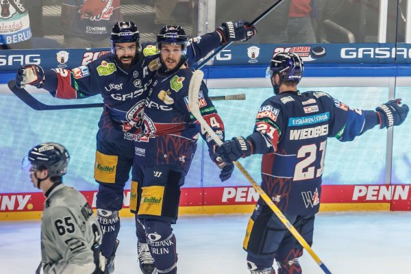 Marcel Noebels (l.) feiert mit seinen Teamkollegen von den Eisbären Berlin das Tor zum 4:0 im entscheidenden Finale gegen Köln. - © Andreas Gora/dpa