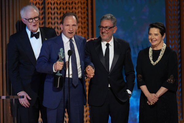 Das Team des Films um Hauptdarsteller Ralph Fiennes bei einer Preisverleihung. (Archivbild) - © Chris Pizzello/Invision via AP/dpa