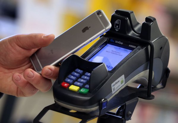 Smartphone oder Karte statt Schein und Münze: Viele bevorzugen bargeldlose Bezahlmethoden (Symbolbild) - © Karl-Josef Hildenbrand/dpa