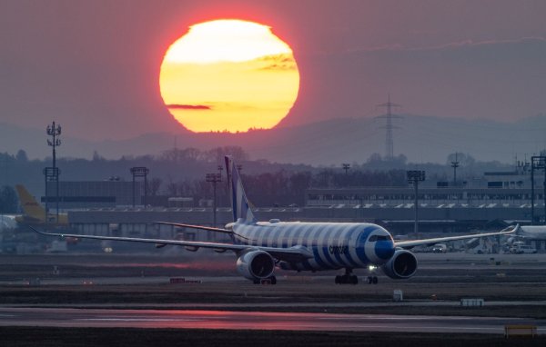 Ein Hingucker ist das seit 2022 eingeführte neue Design der Condor-Flugzeuge. - © Boris Roessler/dpa