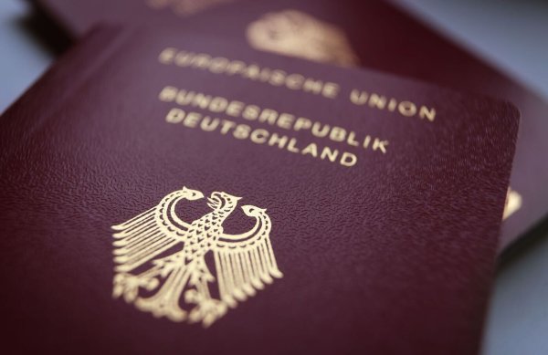 Neue Reisepässe und Personalausweise können sich die Bürger gegen Gebühr demnächst nach Hause schicken lassen. (Symbolbild) - © Karl-Josef Hildenbrand/dpa