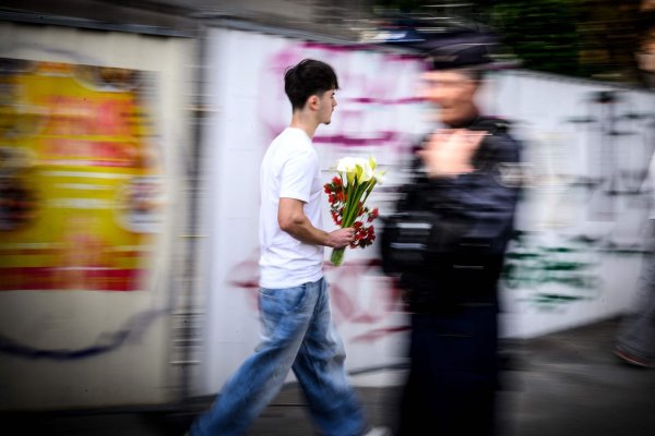 Der Schock an der Schule im französischen Nantes nach einer Messerattacke ist groß. - © Loic Venance/AFP/dpa