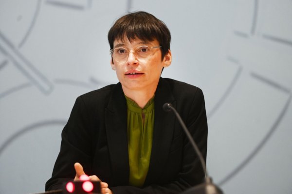 In einer großen Studie schildern queere Menschen in Nordrhein-Westfalen ihre Ängste, Diskriminierung, aber auch Positives über aus ihrem Leben. NRW-Gleichstellungsministerin Josefine Paul (Grüne) stellte zentrale Ergebnisse vor. (Archivbild) - © Malte Krudewig/dpa