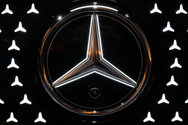 Neue Betrugsmasche: Im Namen von Mercedes-Benz bieten Unbekannte gerade Gebrauchtwagen an, die nicht existieren. (Symbolbild) - © Marijan Murat/dpa