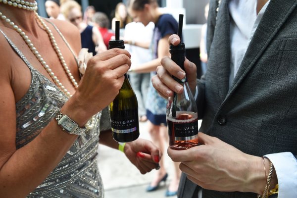 Small Talk mit Prosecco: Gäste unterhalten sich am Rande einer Modenschau in Berlin. (Archivbild) - © picture alliance / ZB