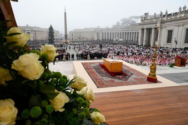 2023 wurde Papst Benedikt beigesetzt. Am Samstag ist die Trauerfeier für Papst Franziskus geplant (Archivbild). - © Vatican Media/Vatican Media/AP/dpa