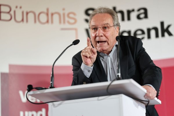 Der BSW-Politiker Klaus Ernst will des Zweiten Weltkriegs auch mit Vertretern Russlands gedenken. (Archivbild) - © Daniel Löb/dpa