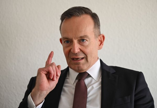 Ein Personalwechsel würde die Sache nicht besser machen - so sieht es der scheidende Verkehrsminister Volker Wissing. (Archivbild) - © Arne Dedert/dpa