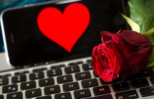 Frust, depressive Verstimmung, Wut: Online-Dating kann nach einer Forsa-Umfrage im Auftrag der KKH bis zum sogenannten Online-Dating-Burnout führen. (Symbolbild) - © picture alliance / dpa