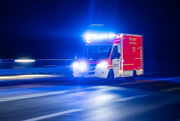 Eine 29-Jährige kam nach einer Kollision auf der A2 schwer verletzt in ein Krankenhaus. (Symbolbild) - © Marcel Kusch/dpa