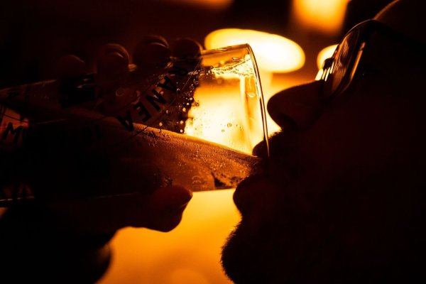 Auch (zu) viel getrunken? Im Januar wollen viele Menschen auf Alkohol verzichten - nicht allen fällt es leicht. - © Franziska Gabbert/dpa-tmn