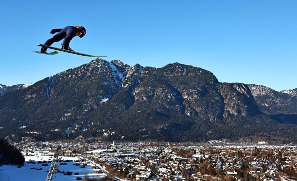 Pius Paschke vor der Kulisse in Garmisch. - © Daniel Karmann/dpa
