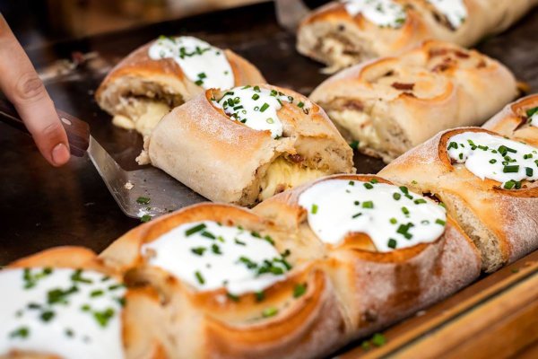 Krönendes Topping auf einem deftigen Handbrot ist eine Mischung aus Quark oder Schmand mit Schnittlauchröllchen. - © Handbrotzeit/dpa-tmn