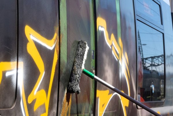 Vor allem in Ballungsräumen hat die Bahn mit Graffiti-Delikten zu kämpfen. (Archivfoto) - © Sebastian Willnow/dpa-Zentralbild/dpa