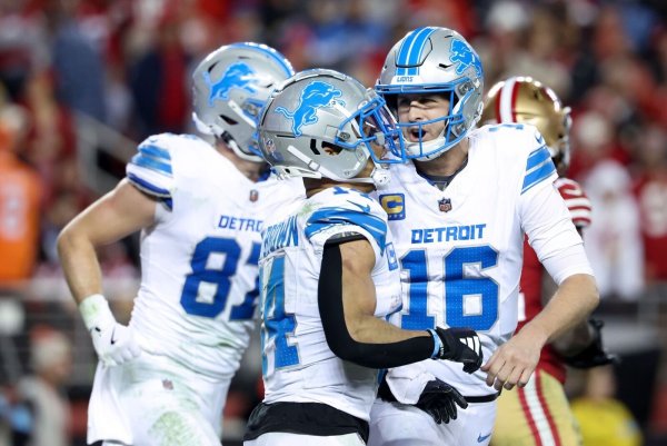 Die Detroit Lions um Quarterback Jared Goff (r.) und Wide Receiver Amon-Ra St. Brown spielen die beste Saison ihrer Geschichte. - © Jed Jacobsohn/AP/dpa
