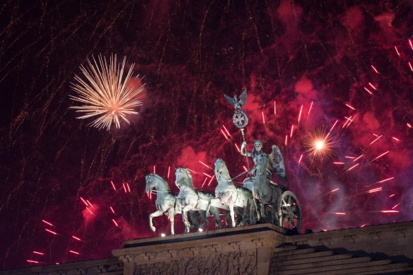 Feuerwerk zum Jahreswechsel 2023/24 am Brandenburger Tor in Berlin. (Archivbild) - © Sebastian Christoph Gollnow/dpa