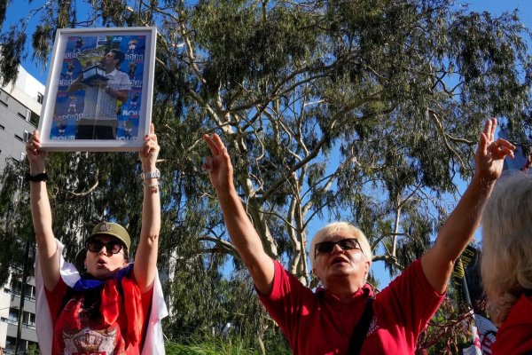 Manche Unterstützer des serbischen Tennis-Stars verehren Novak Djokovic wie einen Heiligen. - © Mark Baker/AP/dpa