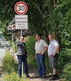 In Entrup machen sich (von links) Markus Baier, Carsten Steinmeier und Jens Hanken ein Bild von der Lage. - &copy; CDU Lemgo