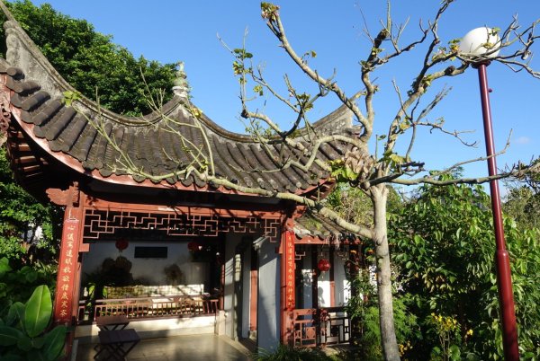 In Naha lohnt sich auch ein Abstecher in den Fukushu-en, ein sogenannter chinesischer Garten. - © Andreas Drouve/dpa-tmn