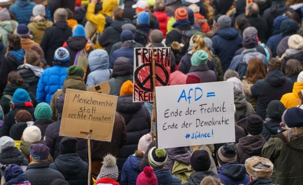 Zahlreiche Menschen demonstrieren auf dem Römerberg in Frankfurt gegen die AfD und gegen Rechtsextremismus. - © Andreas Arnold/dpa