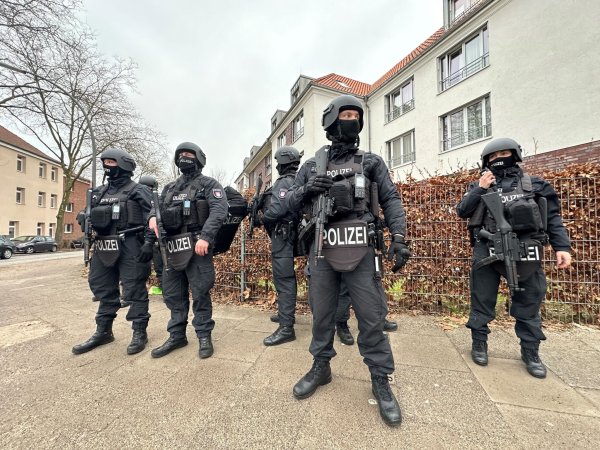 Polizisten stehen in der nähe des Tatorts in Billstedt, an dem zwei Männer durch einen Messerangriff tödlich verletzt worden sind. - © Steven Hutchings/dpa