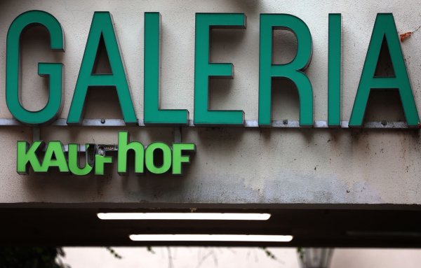 An einigen Galeria-Filialen, wie hier in Würzburg, hängt noch ein Kaufhof-Schriftzug. - © Karl-Josef Hildenbrand/dpa