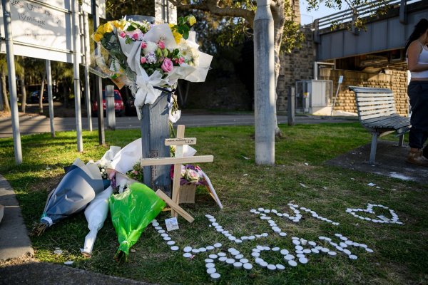 Mitschüler legten in der Nähe der Unglücksstelle Blumen nieder. - © Bianca De Marchi/AAP/dpa
