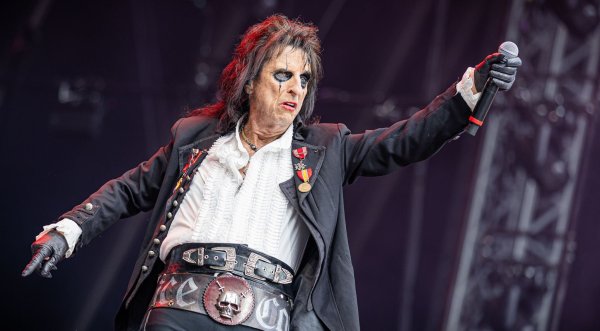 Rocker Alice Cooper ist schockiert über den Tod von Ozzy Osbourne. (Archivbild) - © Moritz Frankenberg/dpa