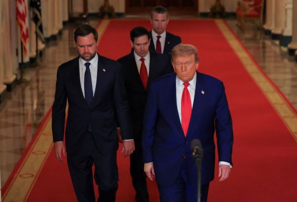 «Heute ist Tag 61» - Trump und sein Team treten nach den Angriffen auf den Iran vor die Kameras. (Archivbild) - © Carlos Barria/Reuters Pool via AP/dpa