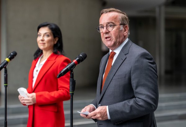 Bundeswirtschaftsministerin Katherina Reiche (CDU) und Verteidigungsminister Boris Pistorius (SPD) stellten die Pläne vor. - © Michael Kappeler/dpa