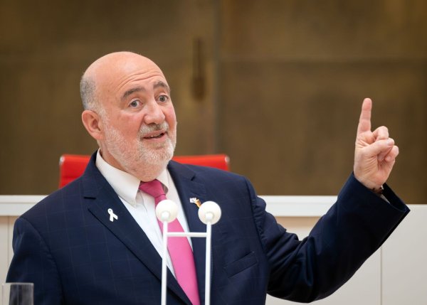 Der israelische Botschafter Ron Prosor schaltet sich mit scharfen Worten in die innenpolitische Debatte über den Gaza-Krieg ein. (Archivbild) - © Soeren Stache/dpa