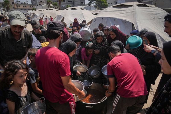 Berichten von UN-Organisationen zufolge hungern mittlerweile so gut wie alle Bewohner des Küstenstreifens. - © Jehad Alshrafi/AP/dpa