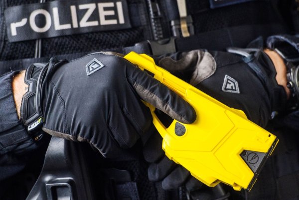 Der Einsatz der Taser birgt auch Gefahren. (Archivbild) - © Andreas Arnold/dpa