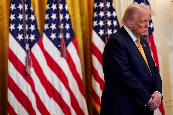 Steht in der Affäre um den Sexualstraftäter Epstein seit Tagen unter Druck - US-Präsident Donald Trump. - © Julia Demaree Nikhinson/AP/dpa