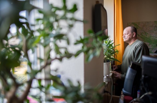 Blick in die Freiheit: Häftling Siegfried L. steht in seiner Zelle der Abteilung für lebensältere Inhaftierte in der JVA Bielefeld-Senne. - © Guido Kirchner/dpa