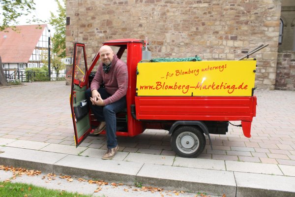 Ist wieder auf Tour: Mike Lilienthal ist mit seinem Zweitakter-Kleintransporter Piaggio Ape in der Blomberger Innenstadt schon bald selbst eine Besucherattraktion. Bis Oktober hält er touristische Ziele in Schuss. - © Brink-Medien