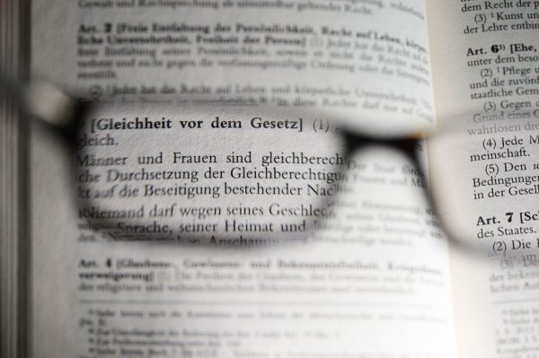 Auf dem Papier sind alle gleichberechtigt - in der Praxis gibt es hingegen noch viel Korrekturbedarf. (Symbolbild) - © Jens Kalaene/dpa-Zentralbild/dpa