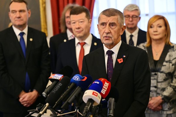 Andrej Babis (vorne), tschechischer Milliardär und Gründer der Partei ANO, hat in Prag einen Koalitionsvertrag mit den Vorsitzenden der ultrarechten Freiheit und direkte Demokratie (SPD) und der Autofahrerpartei Motoristen unterzeichnet. - © Šimánek Vít/CTK/dpa