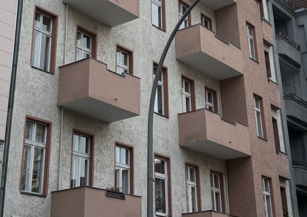 Durchsuchungen gab es nach Angaben der Staatsanwaltschaft an drei Anschriften. - © Paul Zinken/dpa