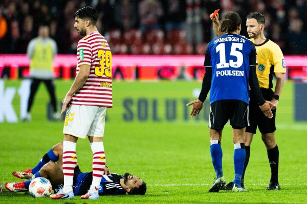 Schiedsrichter Daniel Schlager verweist Immanuel Pherai des Feldes. - © Rolf Vennenbernd/dpa