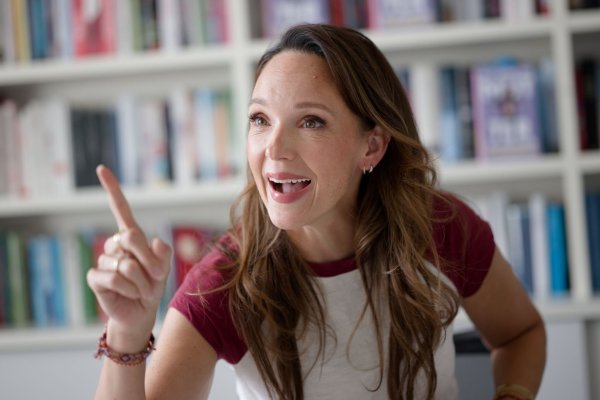 Das Kind von Carolin Kebekus hat an seinem ersten Geburtstag auf eine Kerze gehauen. - © Henning Kaiser/dpa