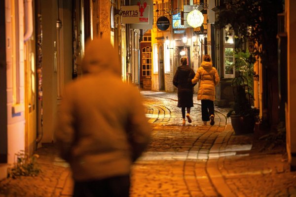 Für viele Mädchen und Frauen ist der Heimweg in der Nacht mit Angst verbunden. - © Sina Schuldt/dpa