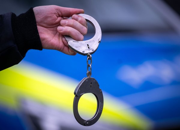 Der Tatverdächtige war am Freitag in Tatortnähe festgenommen worden. Seit dem Wochenende sitzt er in Untersuchungshaft. (Symbolbild) - © Soeren Stache/dpa