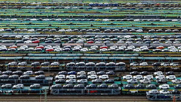 Autotransporte in Bremen: Auf die deutsche Automobilindustrie kommen durch den Zolldeal erhebliche Belastungen zu. - © Sina Schuldt/dpa