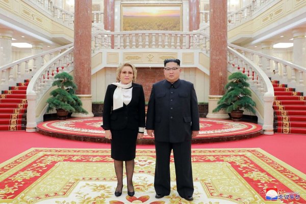 Valentina Matwijenko - hier bei einem Treffen mit Nordkoreas Staatschef Kim Jong Un - gilt als enge Vertraute von Kremlchef Wladimir Putin noch aus Petersburger Zeiten. (Archivbild) - © -/KCNA/dpa