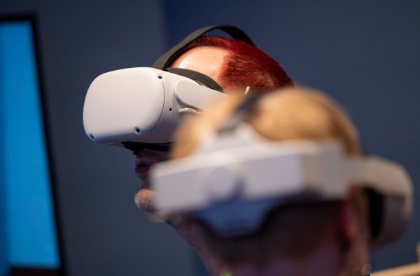 Avatare mit sichtbaren Anzeichen von Infektionen wurden über VR-Brillen gezeigt. (Symbolbild) - © Monika Skolimowska/dpa