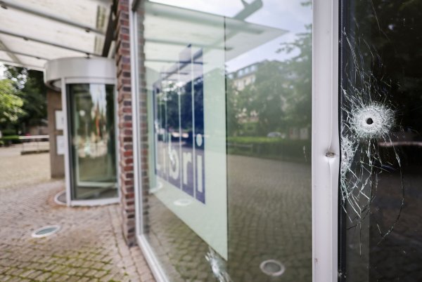 Die Polizei ermittelt nach Schüssen auf das Gebäude eines Buchgroßhändlers in Hamburg-Altona. - © Christian Charisius/dpa