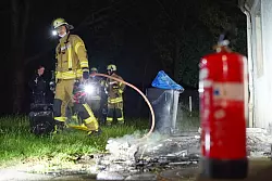 Die Feuerwehr, die wenig sp&auml;ter am Einsatzort eintraf, l&ouml;schte die restlichen Glutnester ab und sicherte die Brandstelle. - &copy; Freitag Medien Gruppe/Stock
